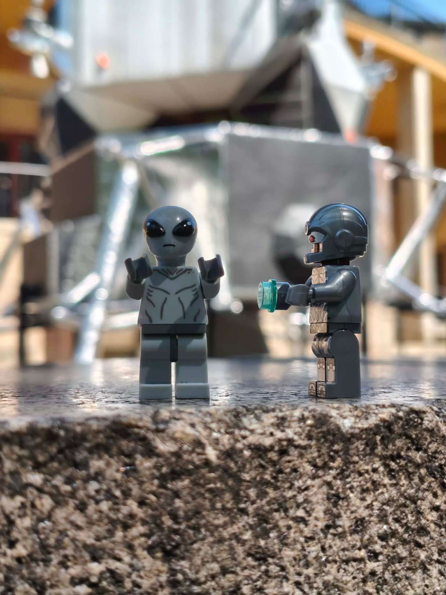Dobře vyfocená Bricks figurka — měkké světlo, rozostřené pozadí, silná kompozice